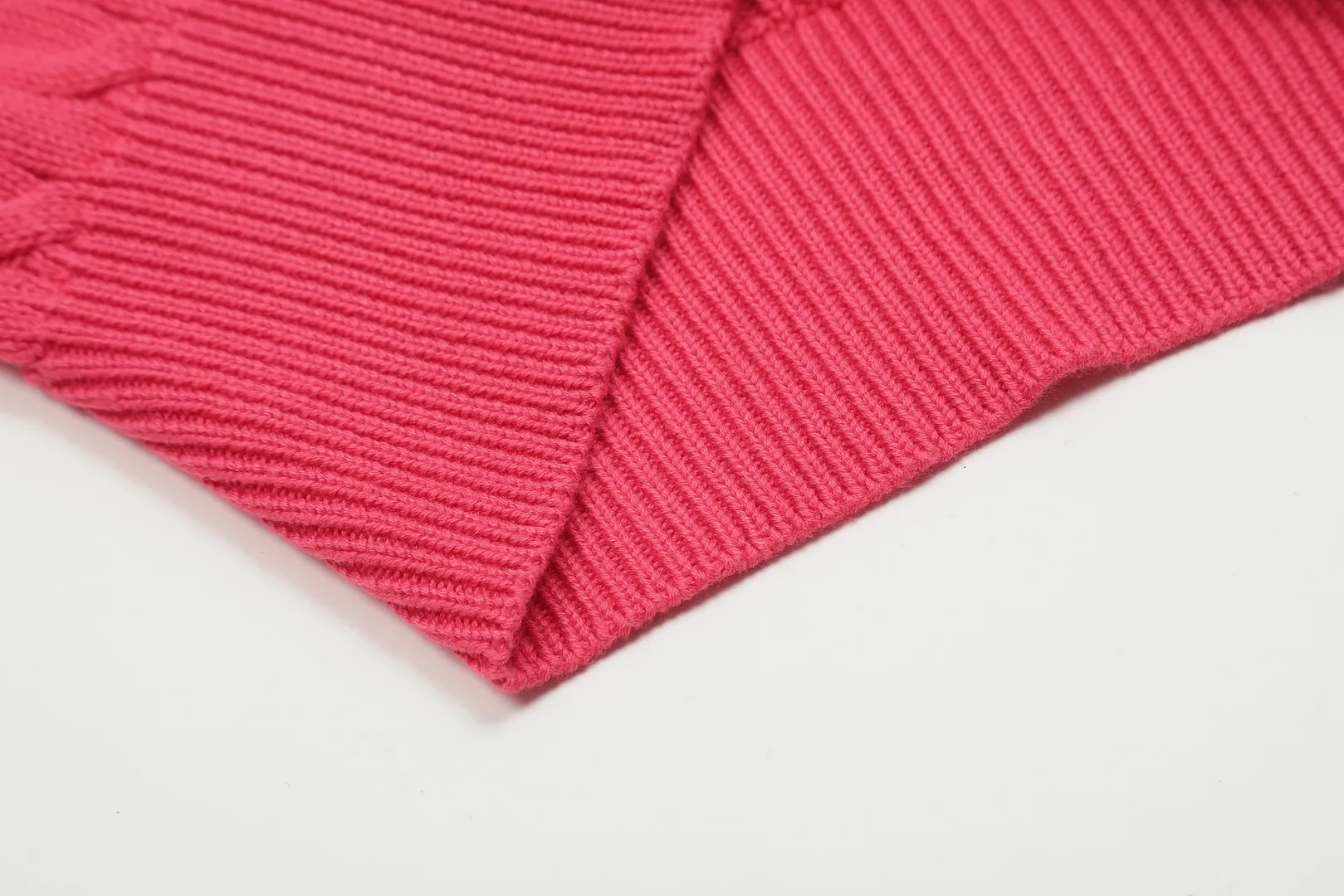 🅿️176 "Top quality" Style number: DS021# (not off the shelves all year round) [Ralph Lauren round neck cardigan solid color pony embroidered logo knitted short sleeves] ✅Ralph Lauren classic basic versatile all-season cardigan knitted short sleeves ✅Main supplier platform live broadcast Wholesale entities Replenish when out of stock Not off the shelves ✅ZP quality 1:1 version Scan the code to enter the GF website Counter quality ✅Details and quality are the only one in Guangzhou. Imported quality cotton yarn, focusing on high-end, cost-effective. Needless to say good quality. ✅The version is restored to the original order. The maximum size can be worn up to 160 pounds. Loose, comfortable and stress-free.